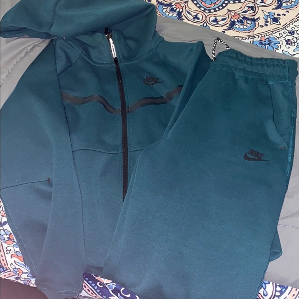NIKE TECH jogger set